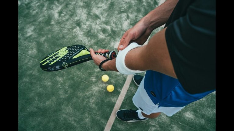 a quelle hauteur frapper la balle service padel